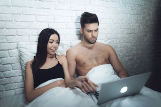 Guard reccomend nude female sex while men watch