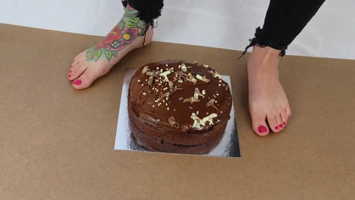 HQ reccomend cake crush bare feet