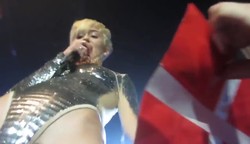 Miley cyrus allows fans touch pussy