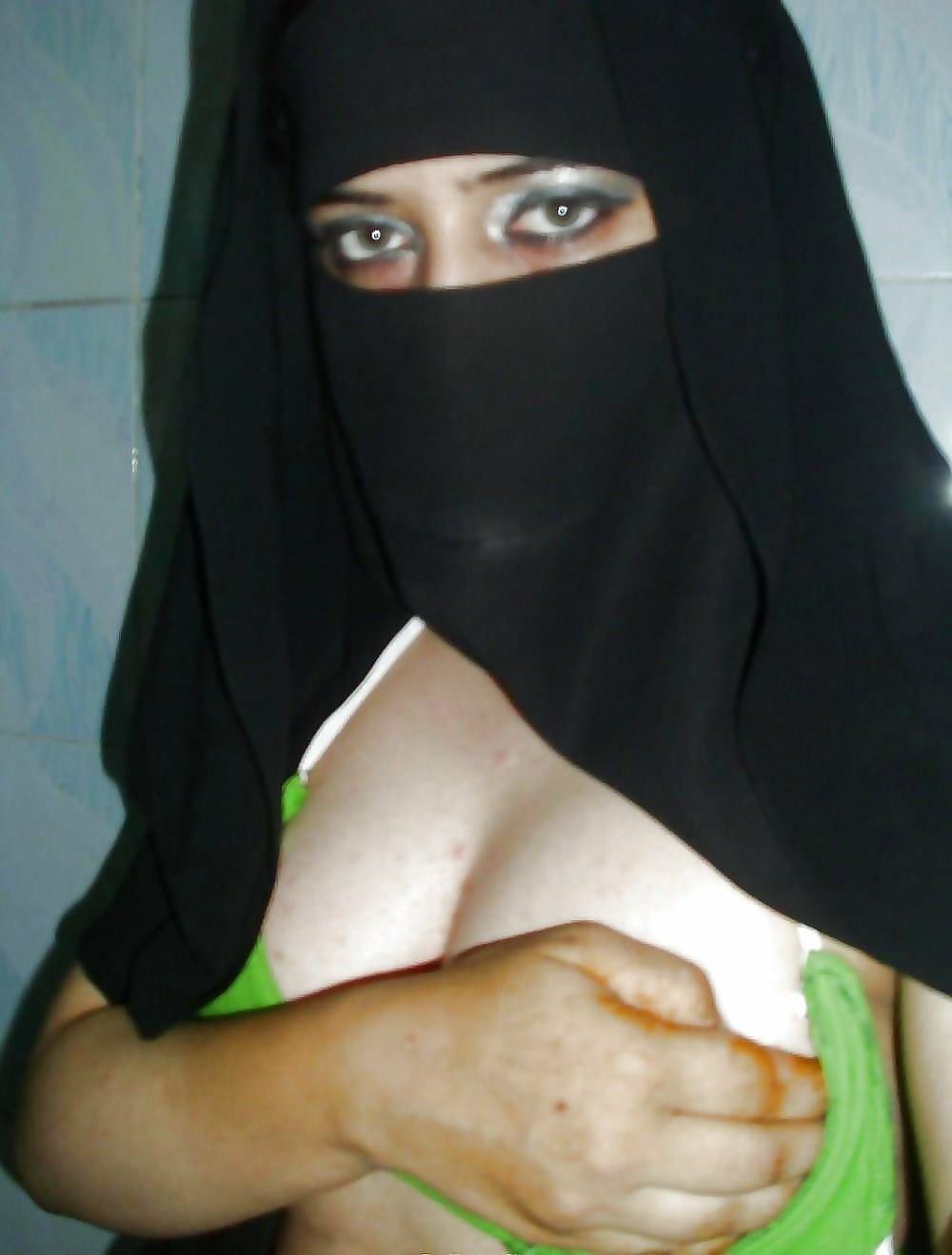 Muslim burqa sucking blowjob stripping nude