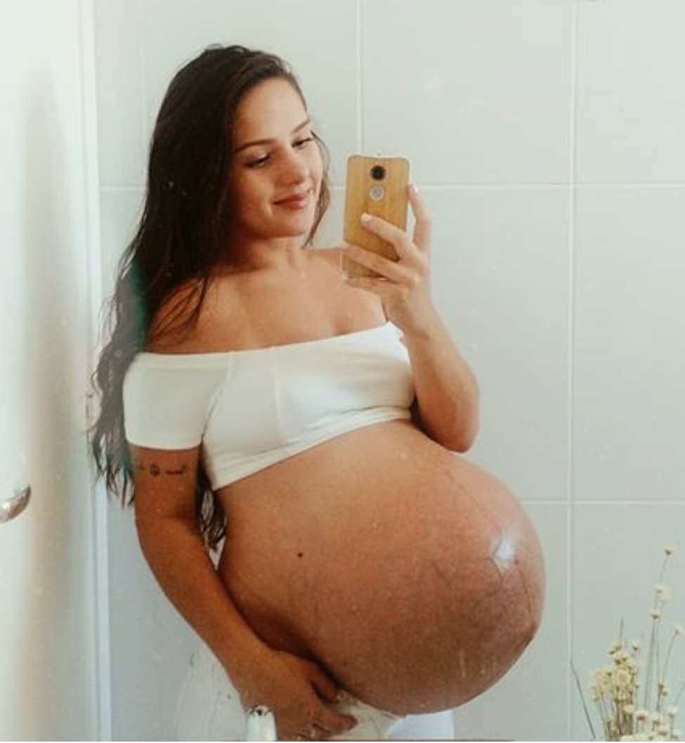 Pregnant twins belly lady