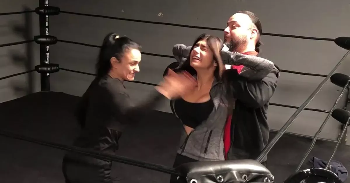 Snapple reccomend woman beats wrestling turkish show